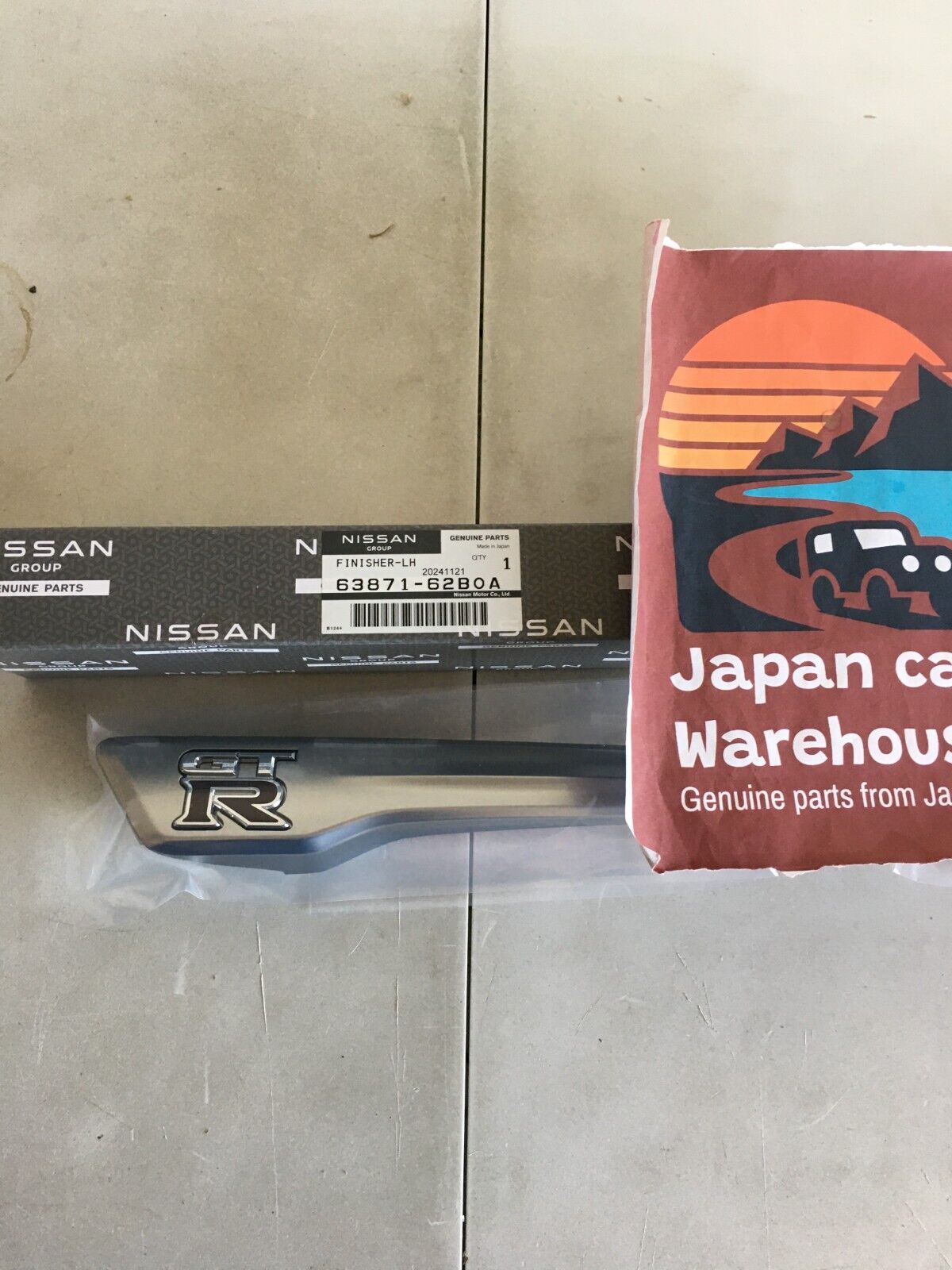 Genuine NISSAN OEM GTR R35 Front Fender Emblem R L Set 63871-62B0A 63870-62B0A