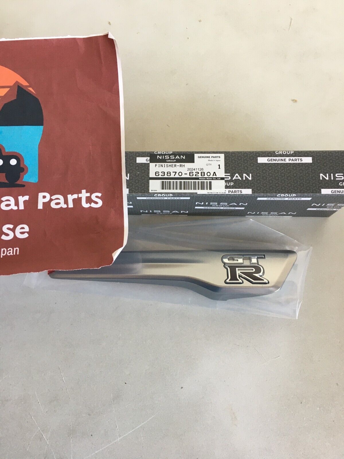 Genuine NISSAN OEM GTR R35 Front Fender Emblem R L Set 63871-62B0A 63870-62B0A