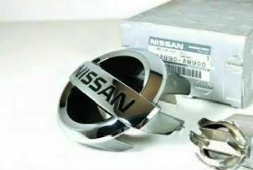 Genuine Nissan OEM G35 03-07 Skyline Coupe 350GT Grille Emblem 62890-AM900