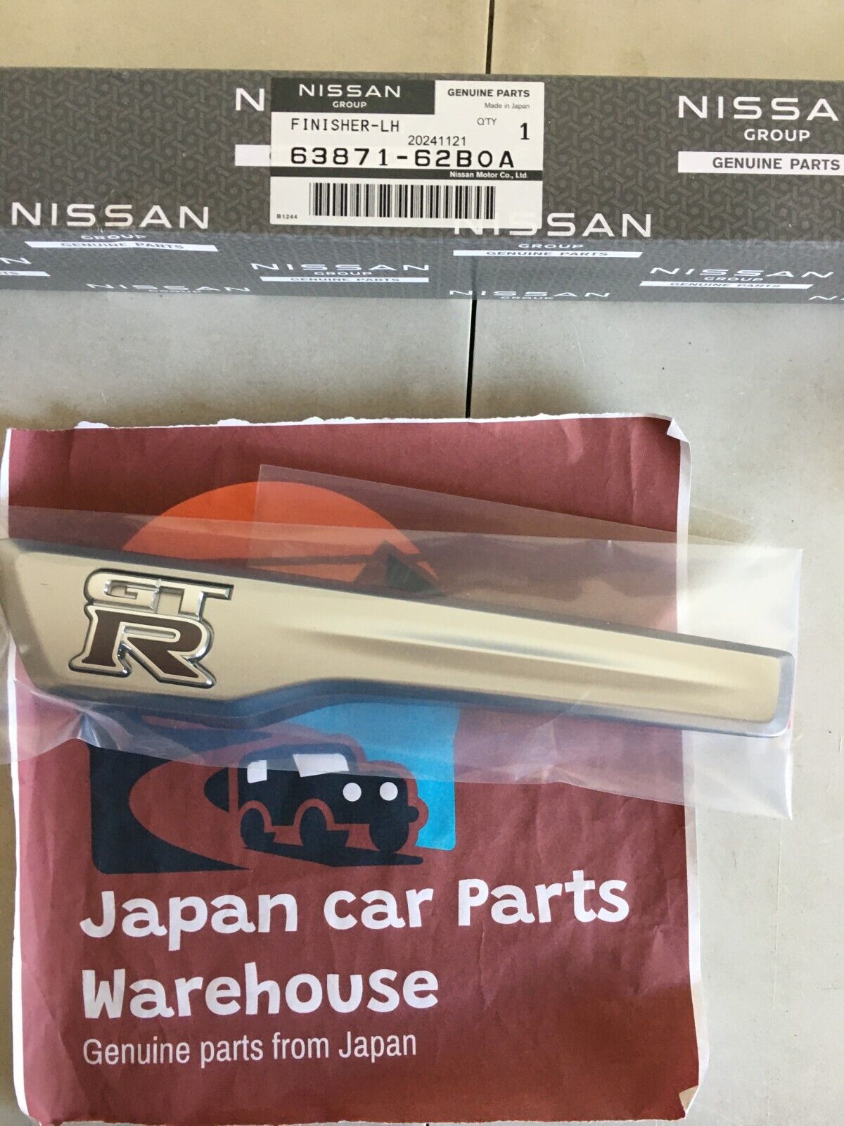 Genuine NISSAN OEM GTR R35 Front Fender Emblem R L Set 63871-62B0A 63870-62B0A